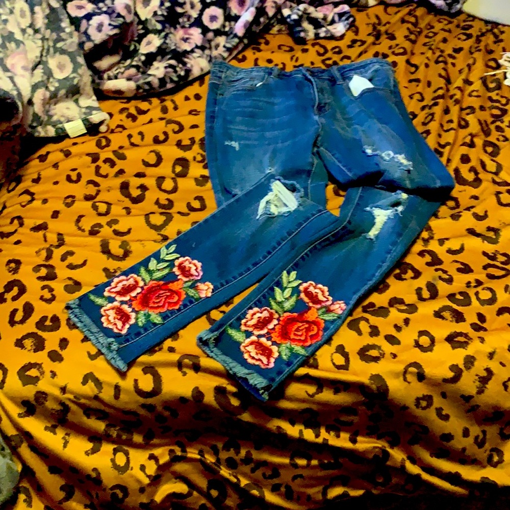 Cute jeans!! Only worn once. Like brand new